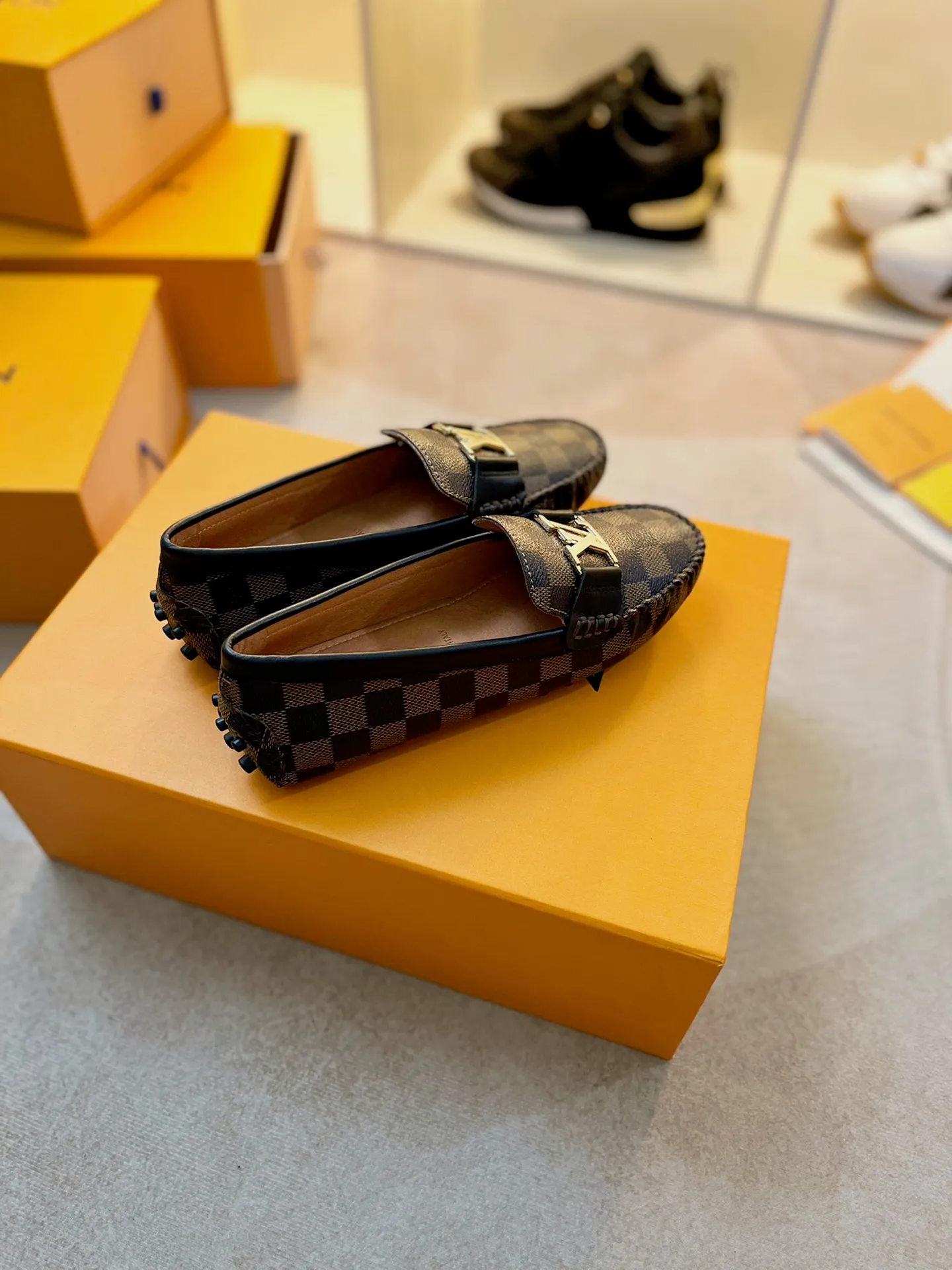 p460💰Couple model❤️🇫🇷 𝙇𝙤𝙪𝙞𝙨 𝙑𝙪𝙞𝙩𝙩𝙤𝙣 🇫🇷Louis Vuitton 2023 Classic𝓛𝓿 𝓣𝓻𝓪𝓲𝓷𝓮𝓻 Sports Series ➪➪➪¯ [Arizona Doudou Shoes Series] ▪️▪️▪️Arizona slip-on shoes are made of Monogram Eclipse canvas. Its hand-painted and dyed edges and hand-sewn uppers fully demonstrate Louis Vuitton's traditional shoemaking craftsmanship. This slip-on shoe is very lightweight. The integrated tongue and upper make it particularly comfortable and flexible. The soft outsole is equipped with rubber padding. Decorated with matching sash. Detailed features: ☑️Monogram Eclipse canvas ☑️Black Eclipse pattern ☑️Hand-painted shoe edges ☑️Hand-sewn uppers (each pair takes time to process) ☑️Integrated tongue and upper construction ☑️Outsole equipped with rubber lining ☑️size: 35_46